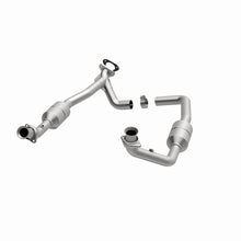 Load image into Gallery viewer, MagnaFlow Direct Fit Catalytic Converter 2002 Ford E-Series Vans 5.4L