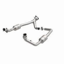 Load image into Gallery viewer, MagnaFlow Direct Fit Catalytic Converter 2002 Ford E-Series Vans 5.4L